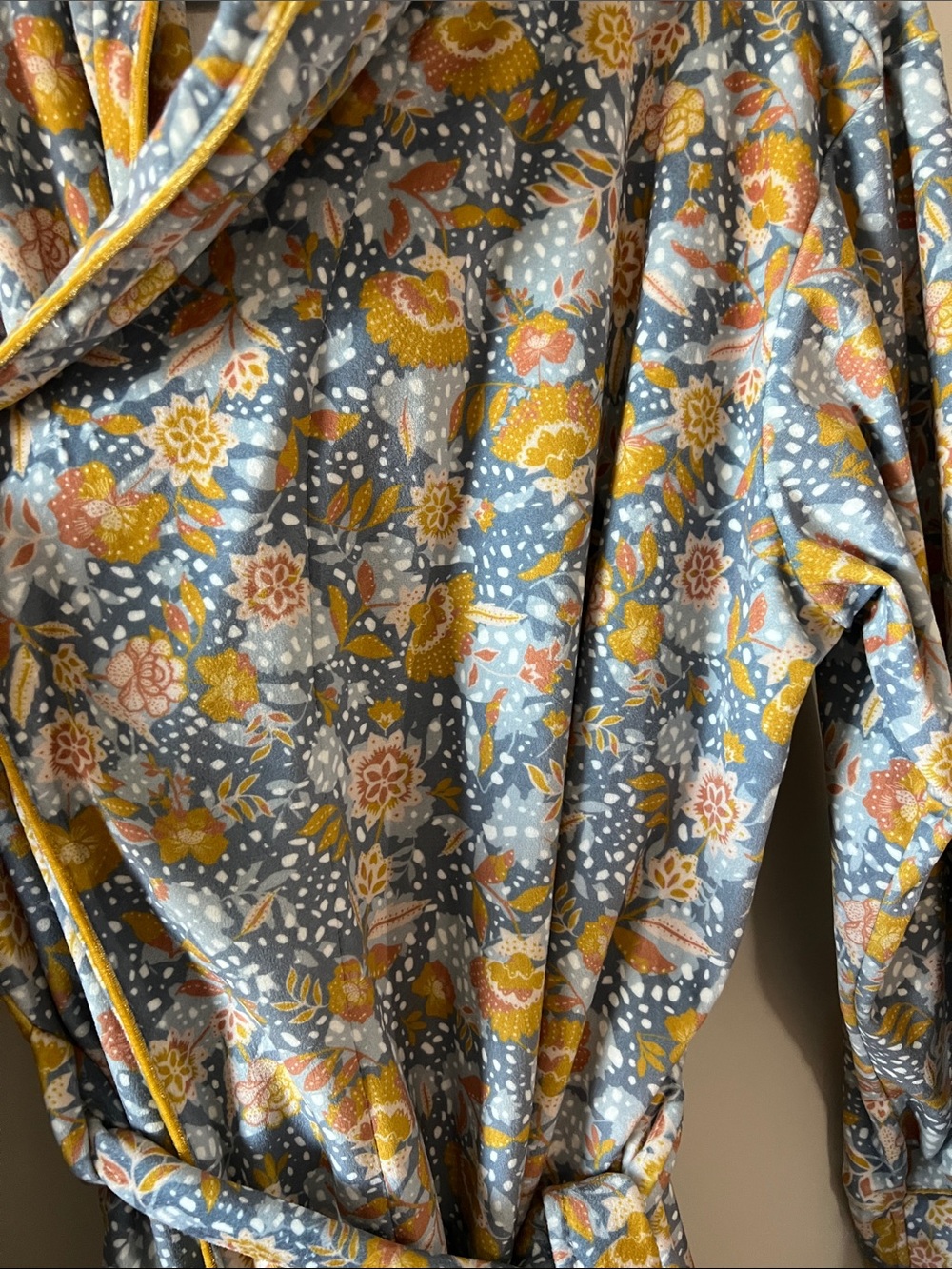 World Market O/S Velour Robe - Picture 3 of 5